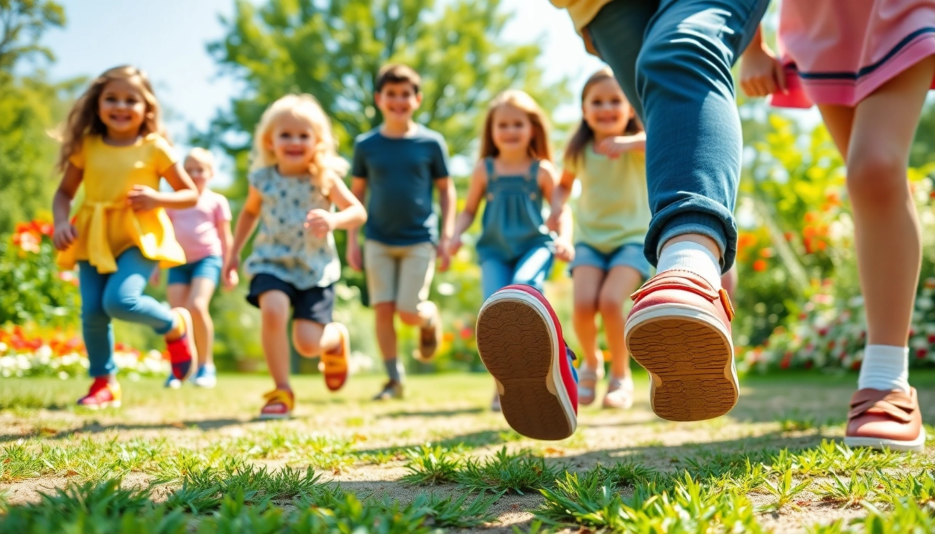 Kinder spielen glücklich mit Barfußschuhe Kinder im Freien, Freude und Freiheit ausstrahlend.
